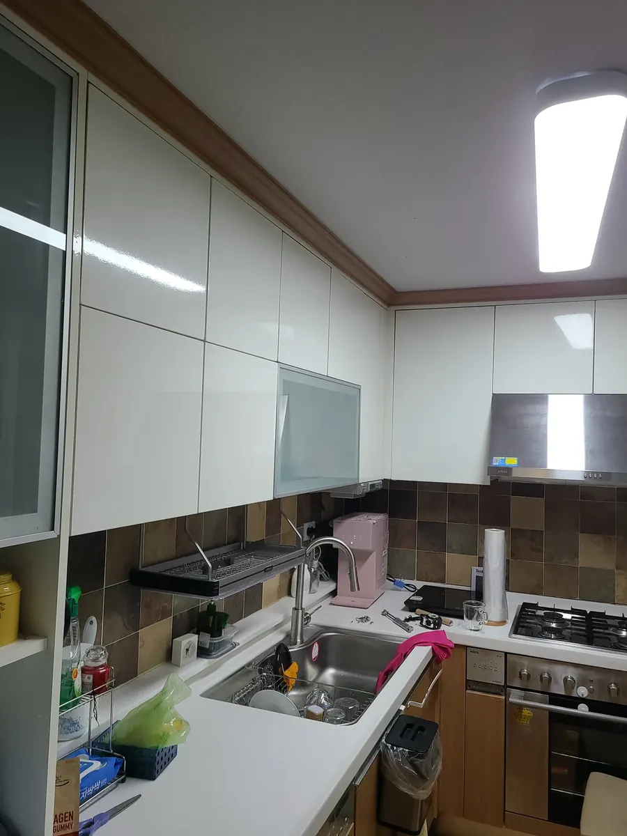 싱크대 상부장 문짝 — 흰색으로 통일된 상부장